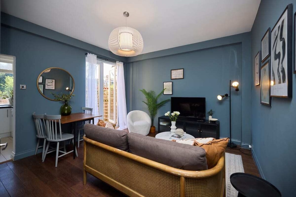 East Finchley Retreat 2BR Ground Floor Flat With Terraces