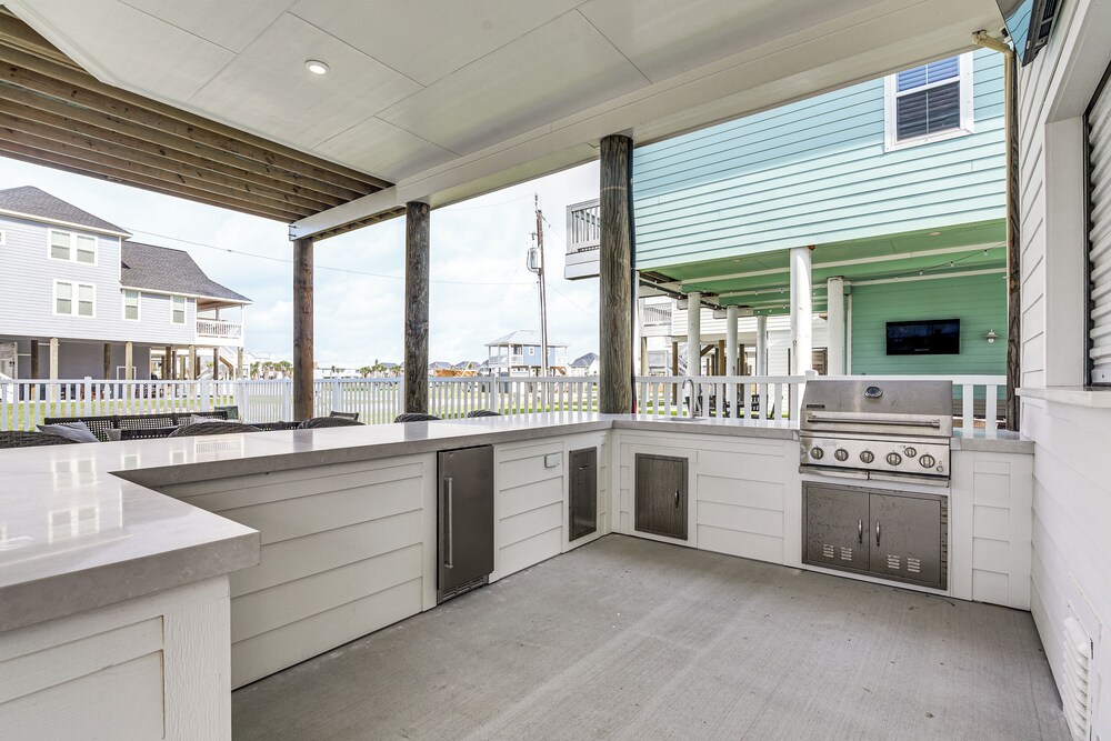 Walk to Beach: Galveston Gem w/ Pool Access