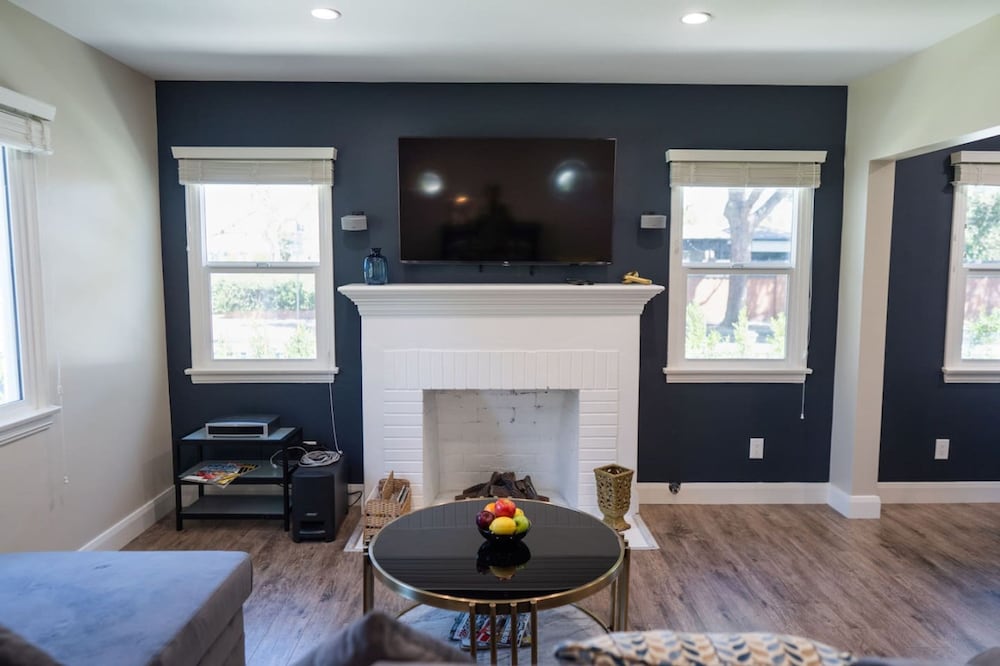 Remodeled 3BR House w Hot Tub Fenced Yard p58