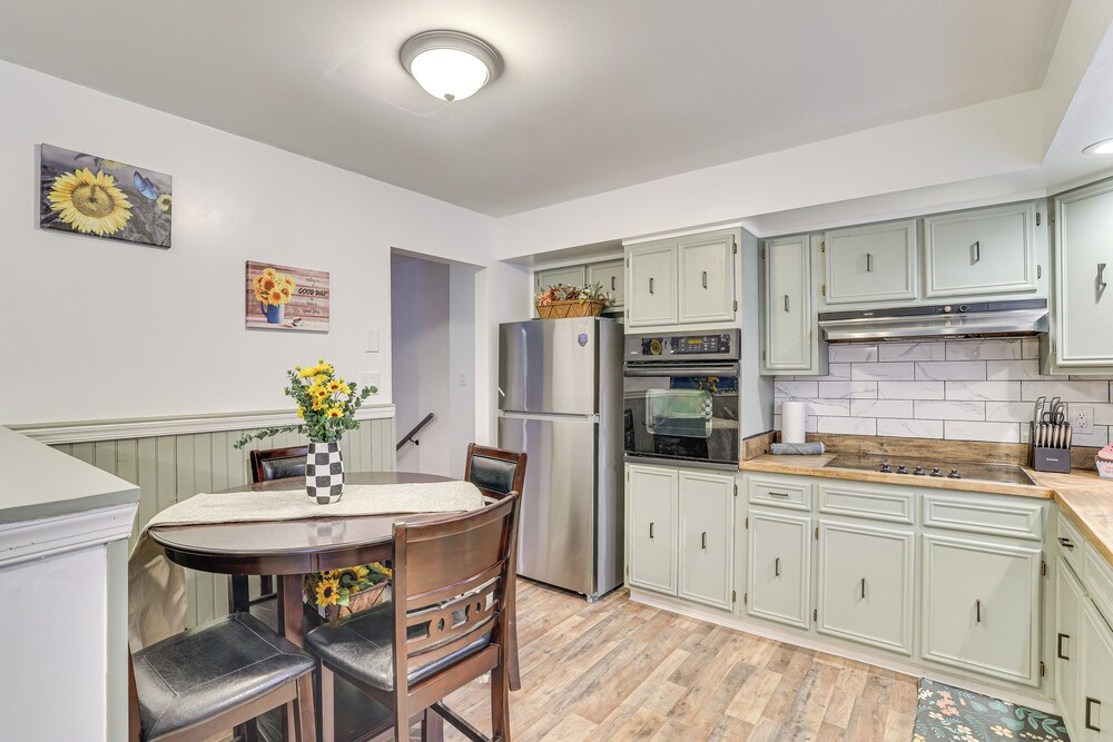 Theater, Game Room & Lake Access: Pocono Retreat