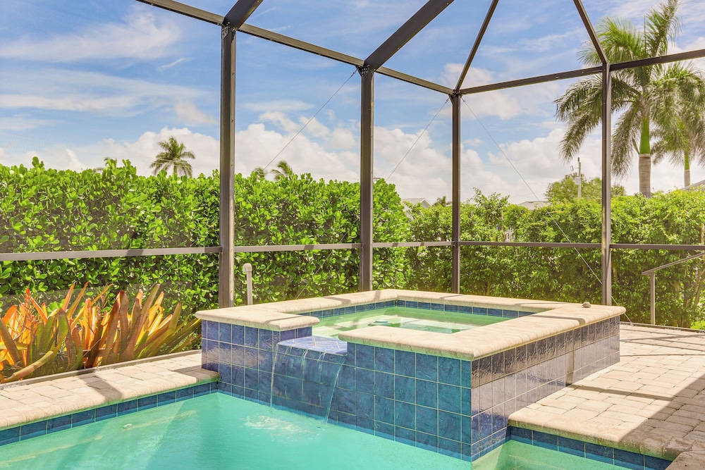 1/2 Mi to Beach: Poolside Oasis on Marco Island!