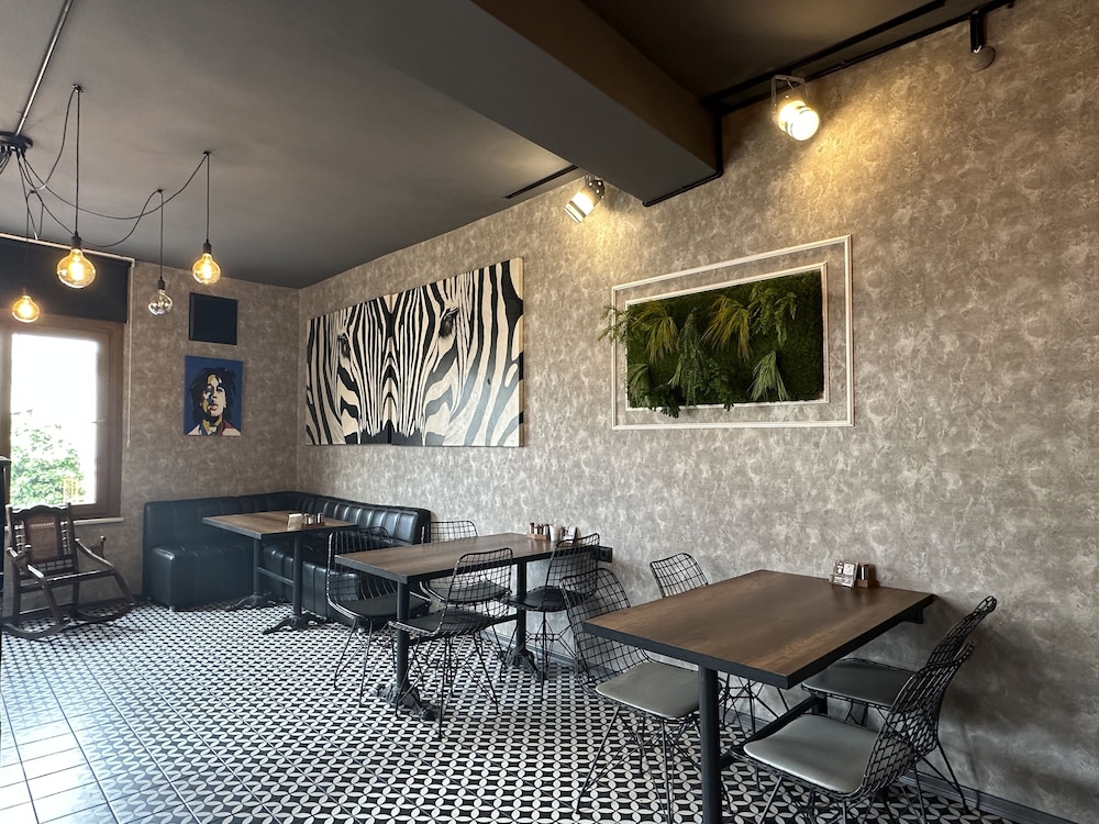 Black Art Otel - Image 6