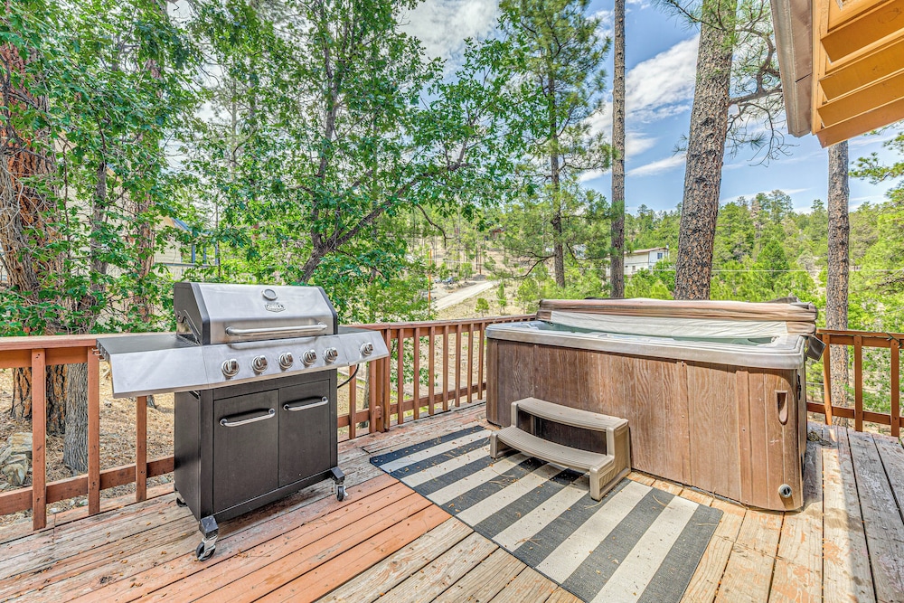 Hot Tub Haven w/ Game Room & Grill in Ruidoso!