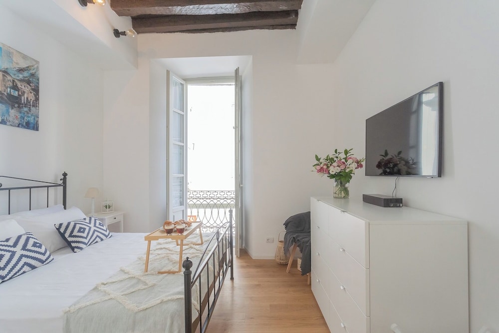 Independence Apartment With Balcony by Rent all Como