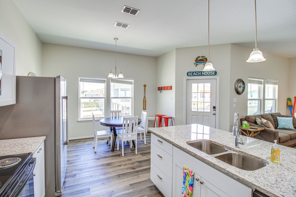 Walk to Water! Home w/ Pool Access in Rockport