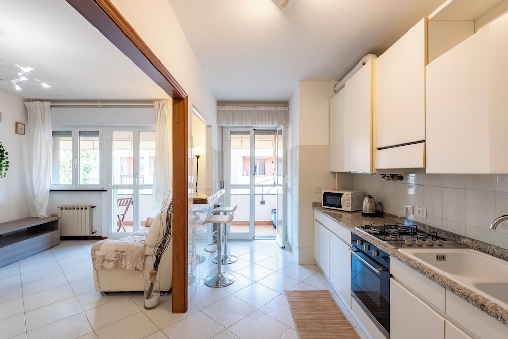 Charming 2-bed flat balcony & parking