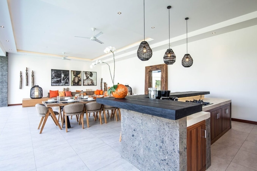 Splendid 6BR Villa, Just 400m to the Shoreline