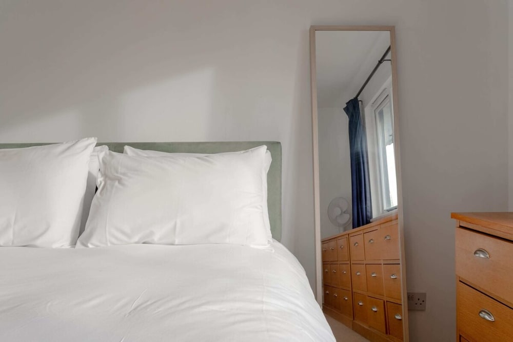 A Spacious 2 Bedroom Apartment In Aldgate East
