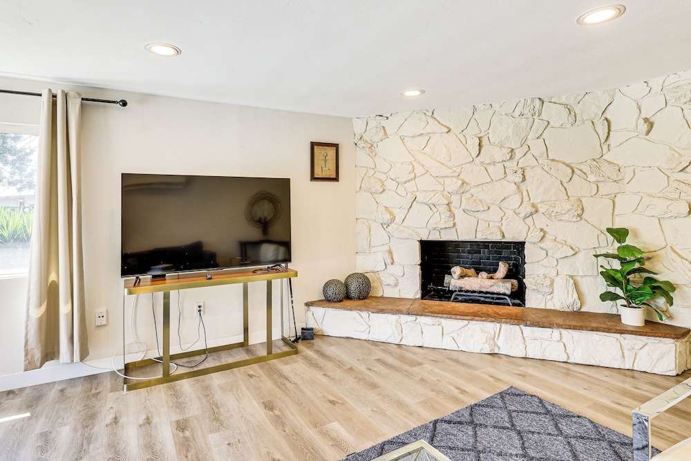 Modern Gem w/ Outdoor Oasis: 5 Mi to Lake Jennings