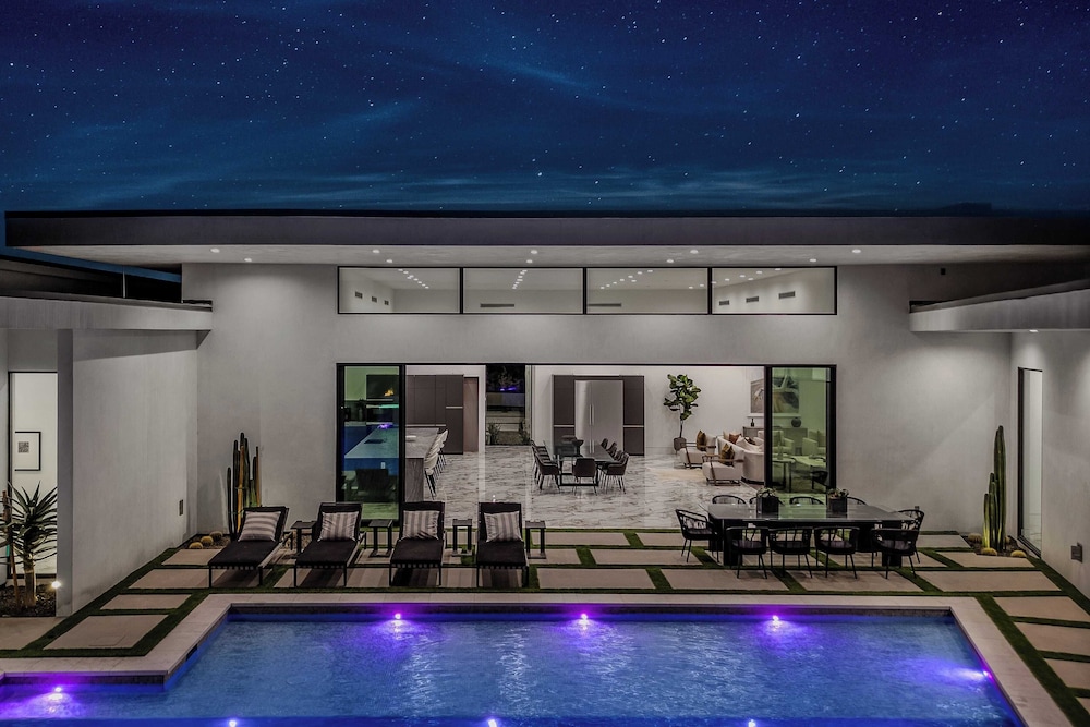 Sleeps 20 Pool & Pickleball Villa Near Golf, Dining & Fun Bravo Villa #2 by Avantstay