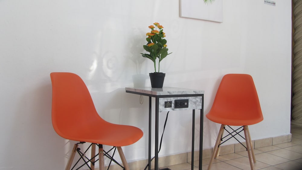 Henry's GuestHouse - Hostel
