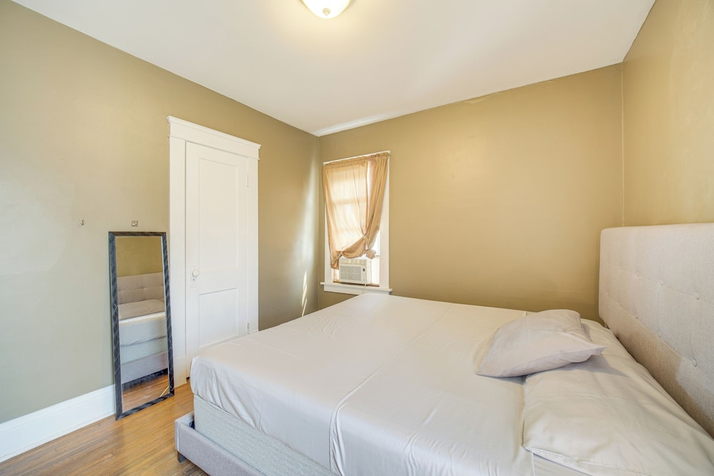 2 Mi to Zoo: Charming Apt w/ Balcony in Cleveland