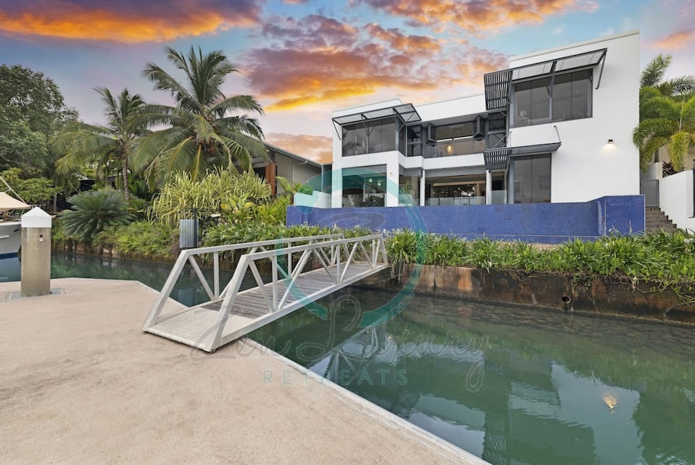 Zenlux Waterfront Mansion Infinity Pool Cinema