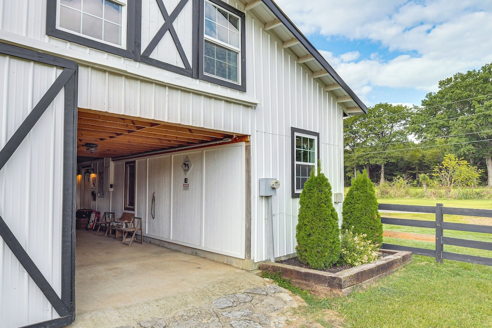 Luxe Stable Suite: Farm Stay in Lebanon!