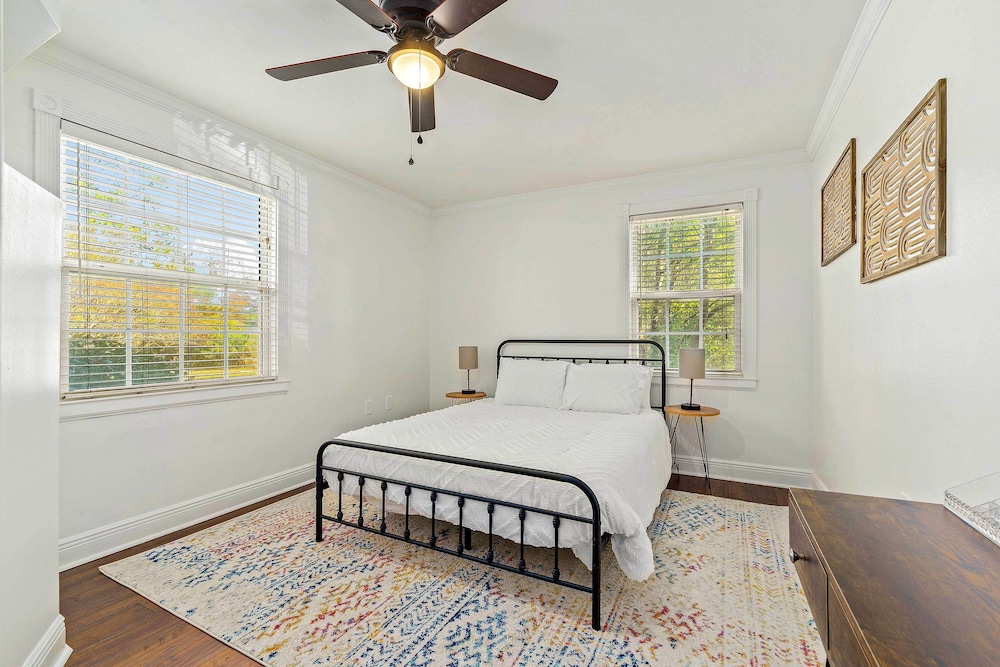 Pet-friendly Mobile Condo ~ 4 Mi to Downtown! view 2