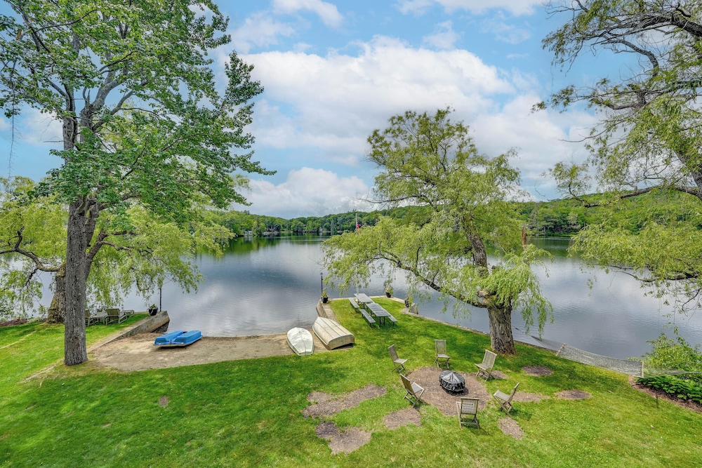 Lakefront Westhampton Cabin w/ Beach + Kayaks!