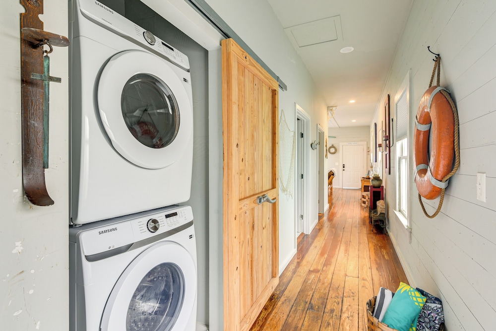 1 Mi to Dtwn: Home w/ Fenced Yard in Galveston!