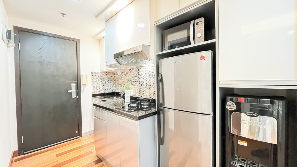 Good Location Studio At Apartment Tamansari The Hive Near Lrt Station