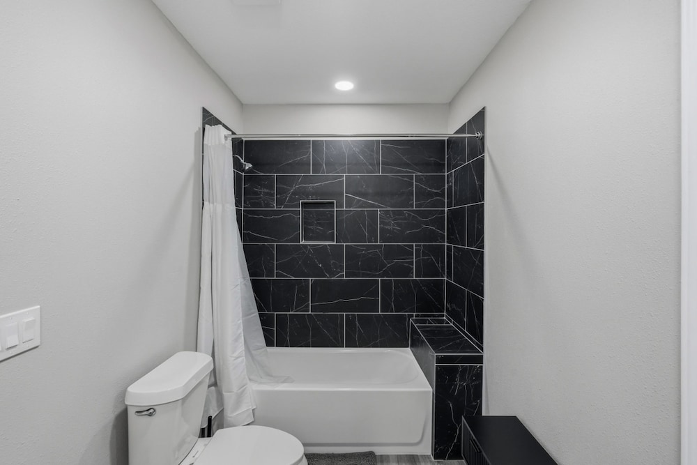 Spacious 3BR Retreat Near Downtown River Walk