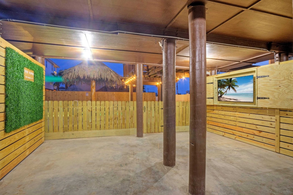 Private Pool, Yard, Deck, by the Nature Preserve! Tipsy Flipper by Avantstay