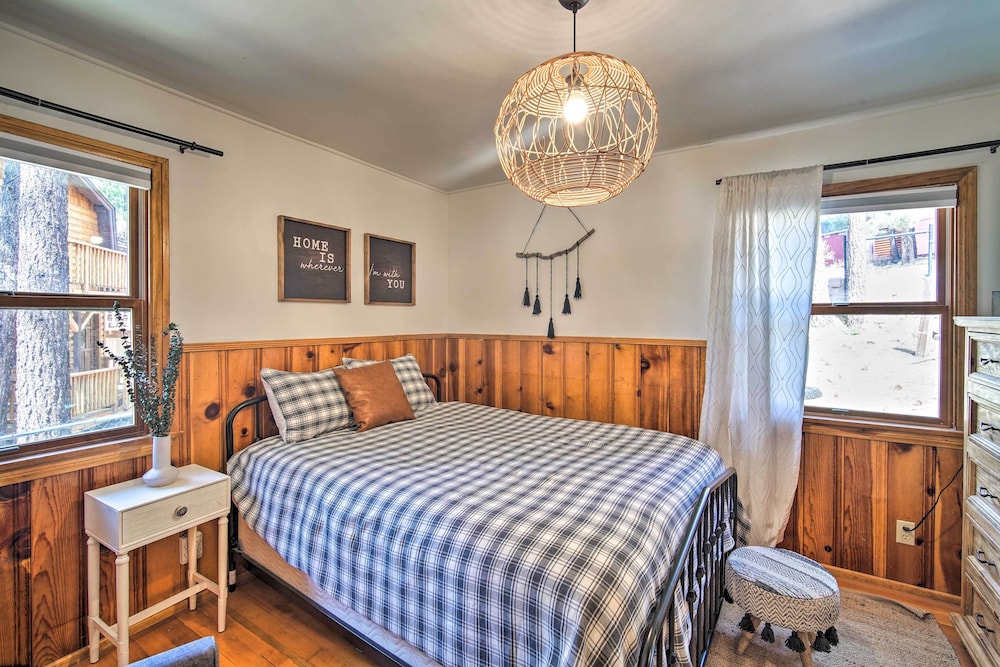 1 Mi to Bear Mountain: Cabin in Big Bear Lake view 2