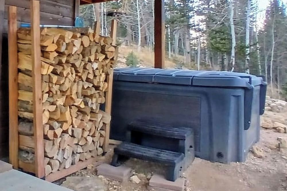 3 BR Cabin w/ Hot Tub, Large Deck & Wifi