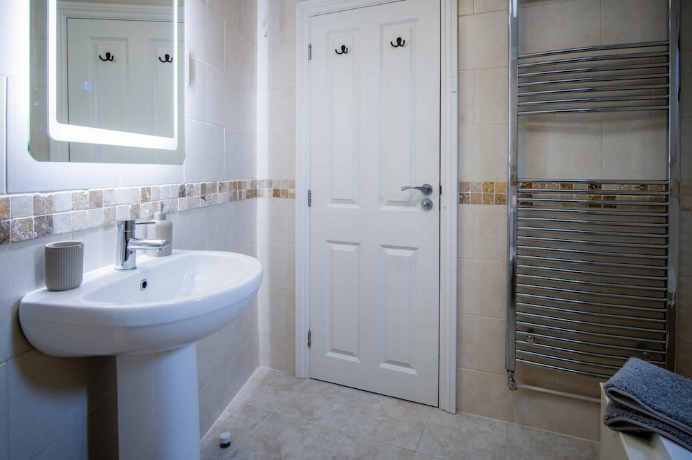 The Nook North Beach - 1 Bedroom Apartment - Tenby
