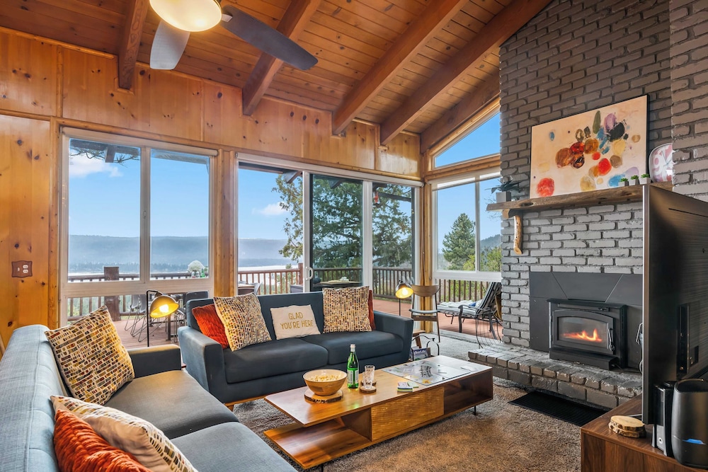 Scenic North Shore Stay w/ Games, Near Snow Summit Lakeview Lodge by Avantstay