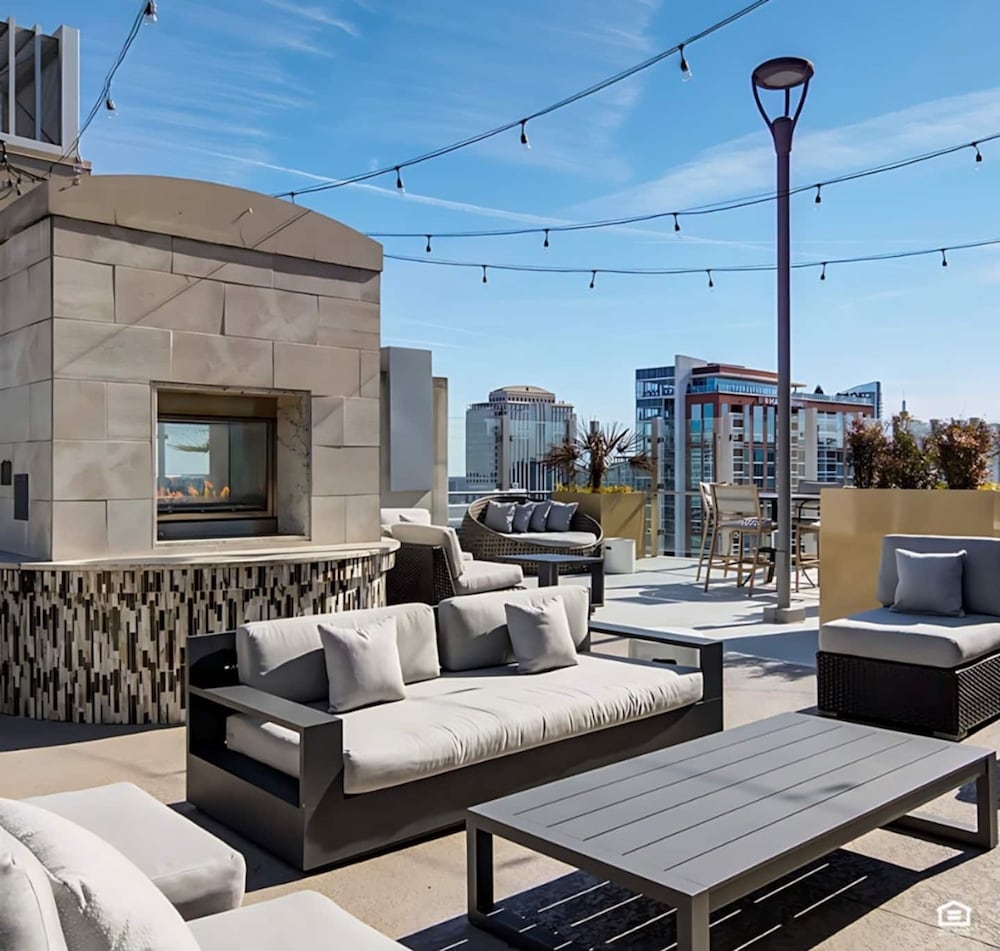 Chic Midtown High-rise With Great Views