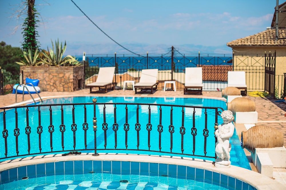 Avra Paradise Aparthotel