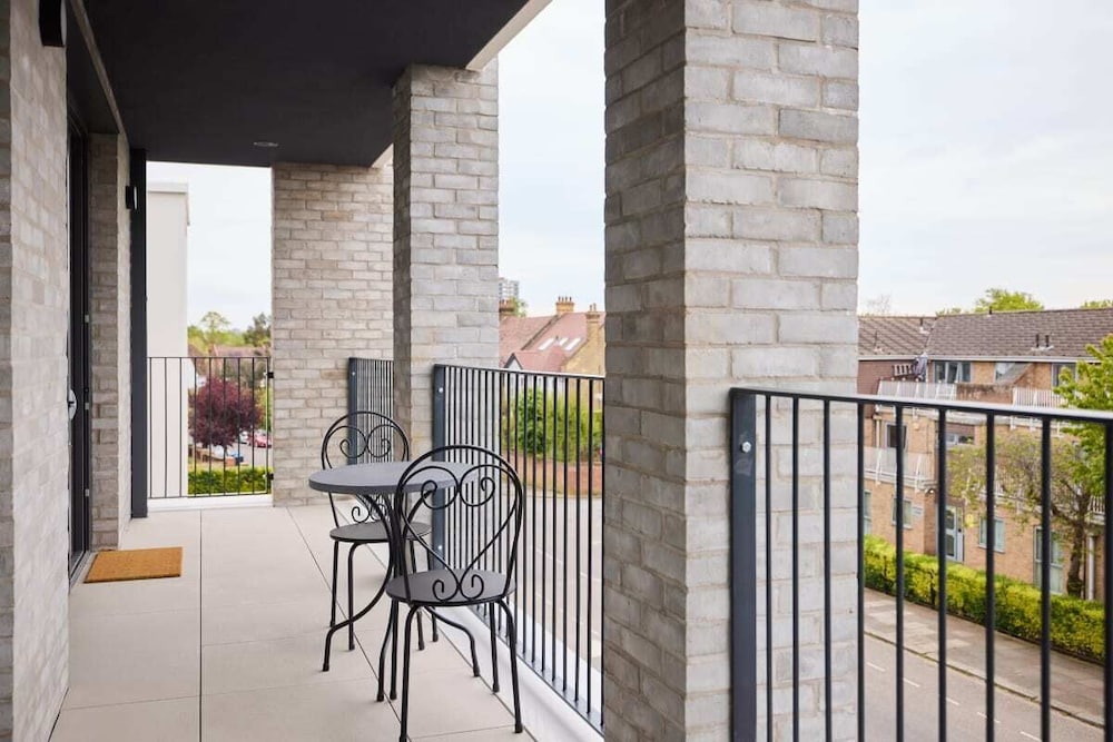 The Brondesbury Scenery - Bright 1bdr Flat With Balcony + Parking