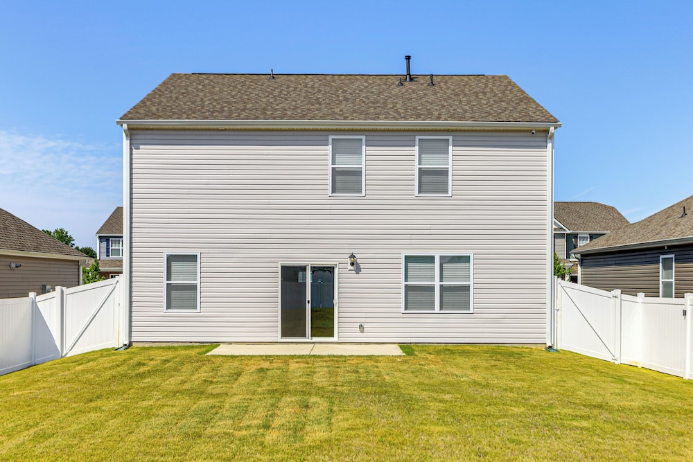 Pool Access, 2 Mi to Main St: Fountain Inn Home!