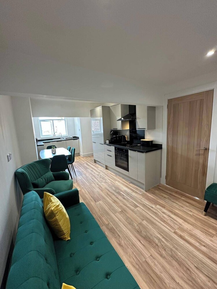 6 Guests/free Parking/old Trafford/20min City