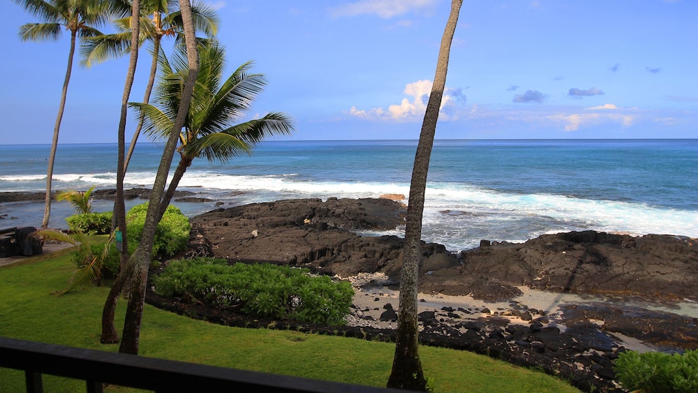 Kona Bali Kai 223 - Oceanfront 2 Bedroom Condo by RedAwning