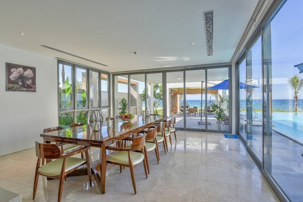 Luxury Yacht Villa