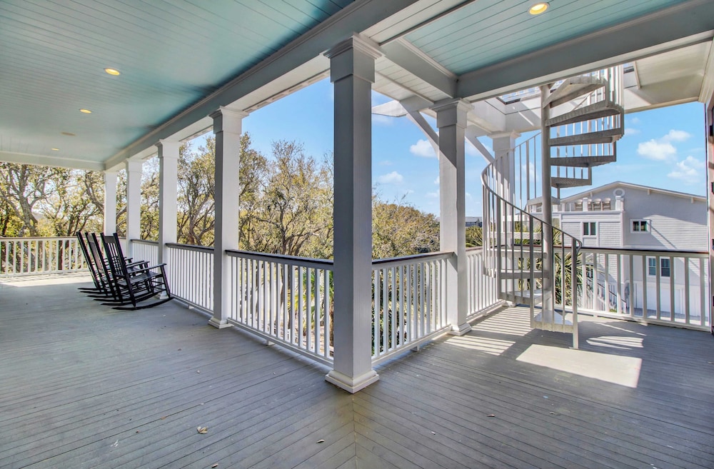 Steps to the Beach! Pool, Gym, Game Room, Movie Theater 3301 Palm by Avantstay
