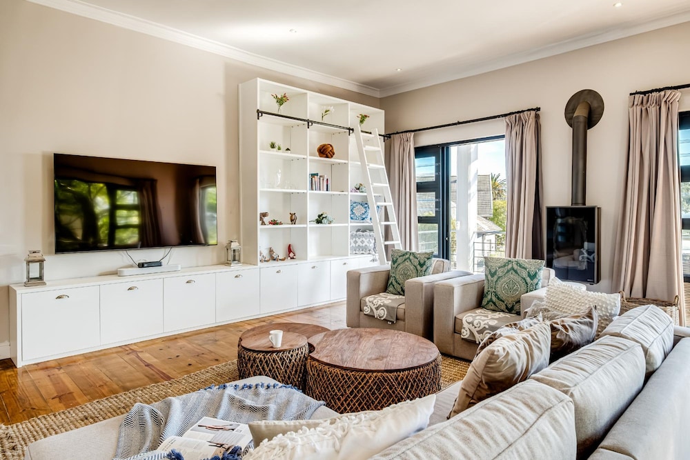 Camps Bay 4bed Villa w Pool Luxe on Central
