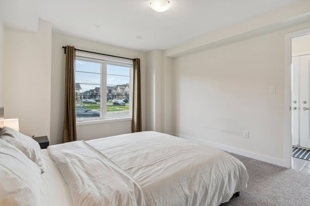 A Brand New 4BR Townhouse in Thorold Retreat
