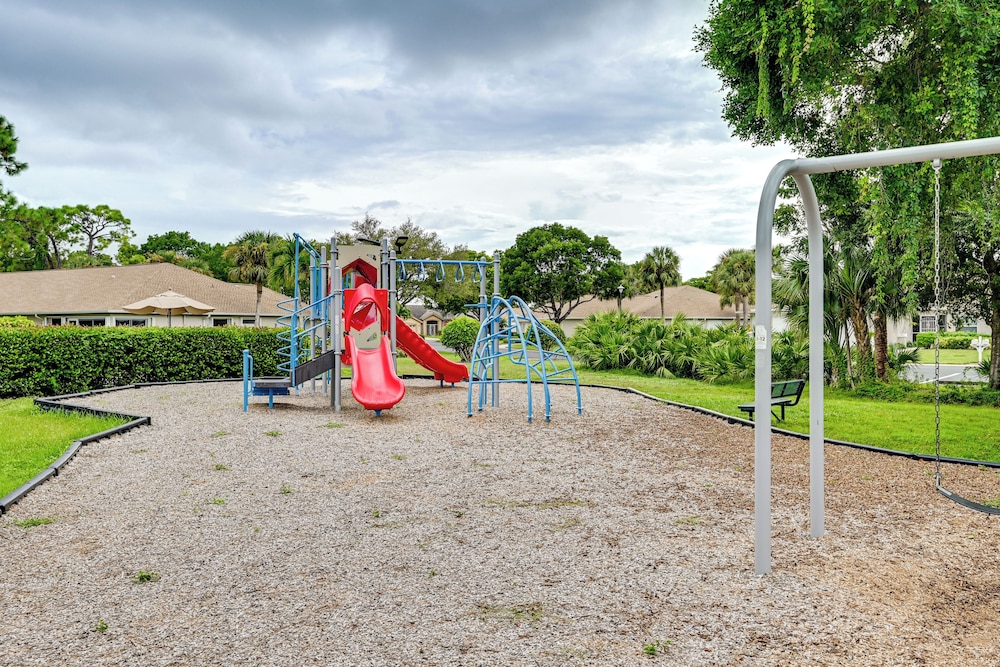 Extended Stay in Estero: Townhome w/ Lake Views!