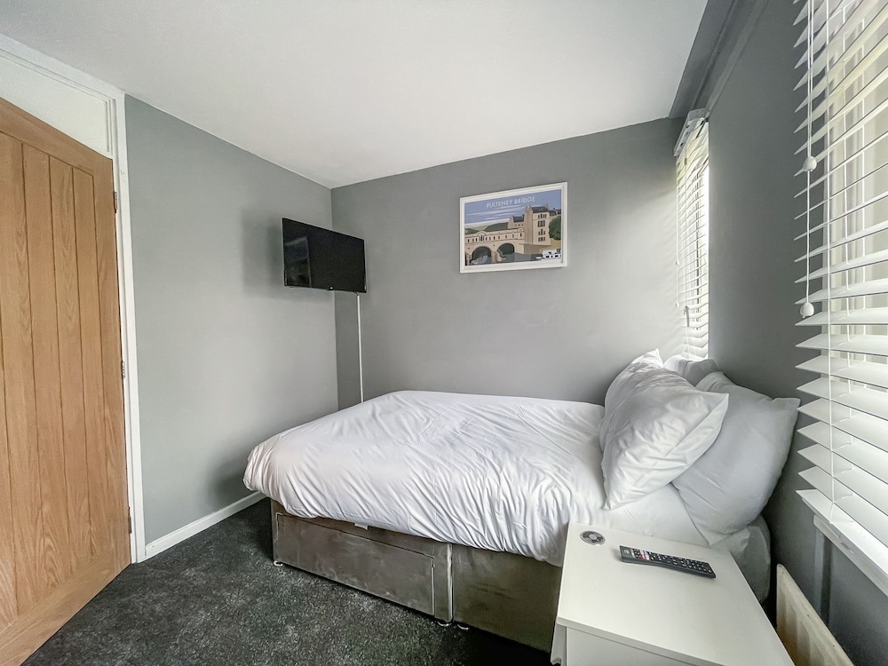 Cosy Modern AND Contemporary Home Close TO Centre view 3