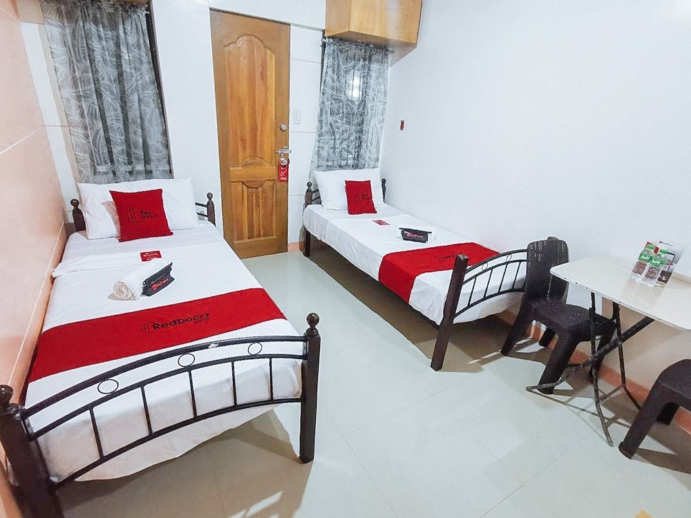 RedDoorz near SGM Condotel Villa Beach Iloilo view 5