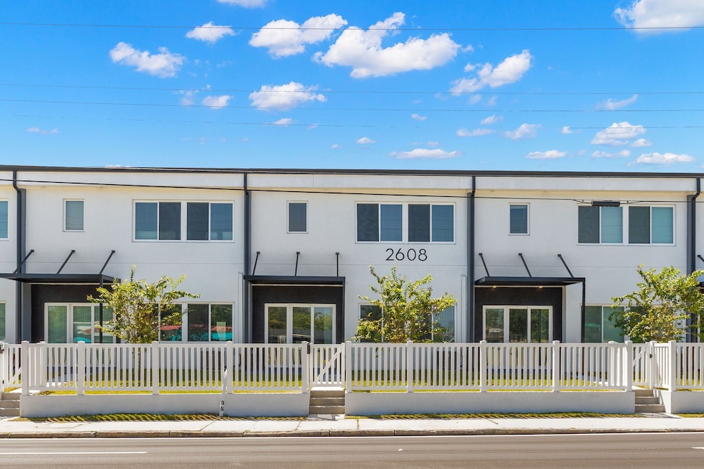 NEW Casa Sol Casa Cielo - Luxurious Newly Built Tampa Townhouses In Prime Location