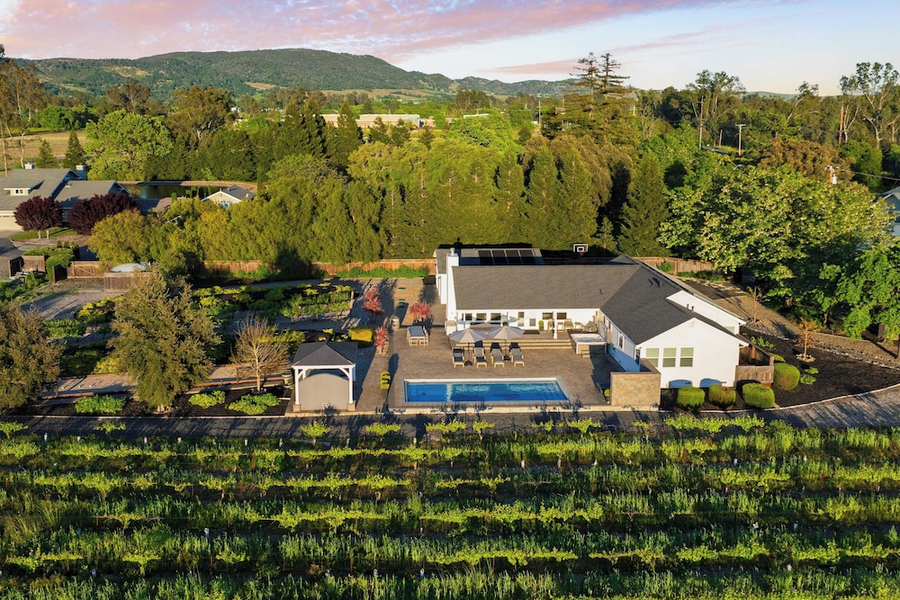 Chic Sonoma Oasis w/ Pool, Bocce, Hot Tub + Minutes to Downtown