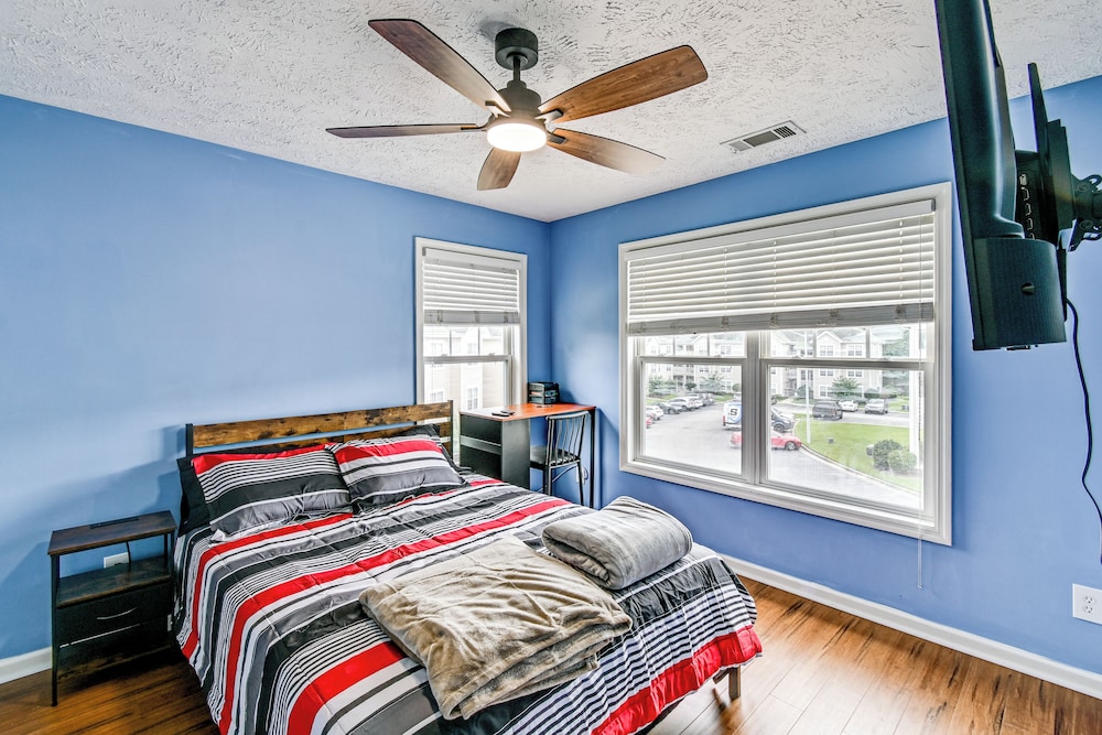 Lake & Pool Access, Home Gym: Fayetteville Condo!