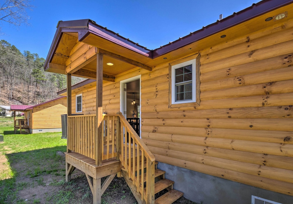 Cozy Bryson City Cabin ~ 6 Mi to Harrah's Casino! view 2