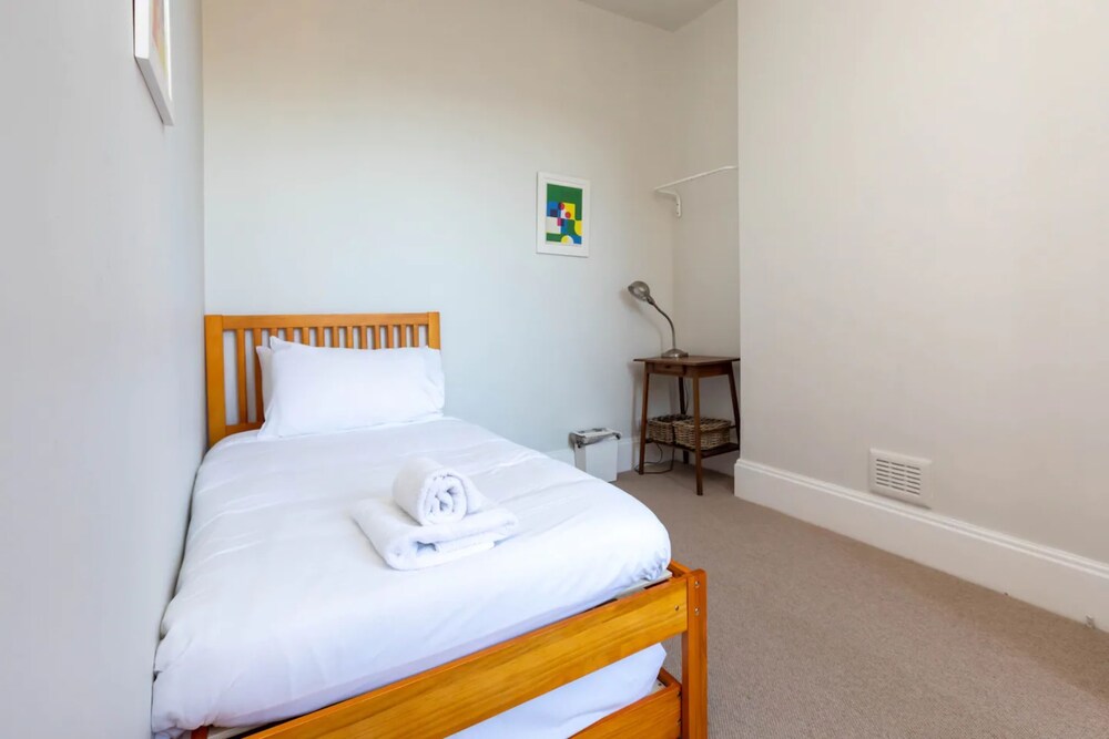 Spacious and Bright 2 Bedroom Flat in Kentish Town