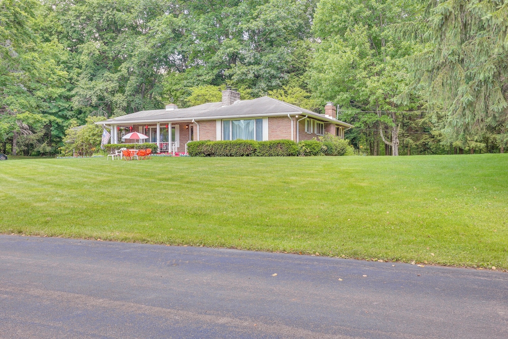 Pet-friendly Grove City Home w/ Lake on 19 Acres!