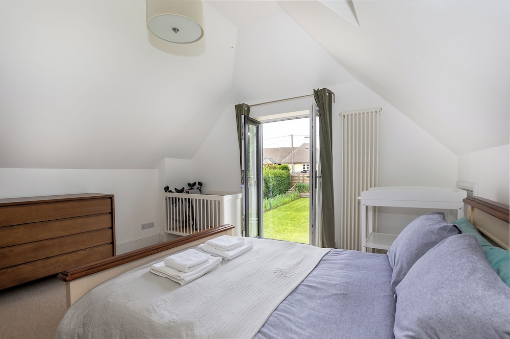Stunning 5 Bed in the Centre of Bourton view 3