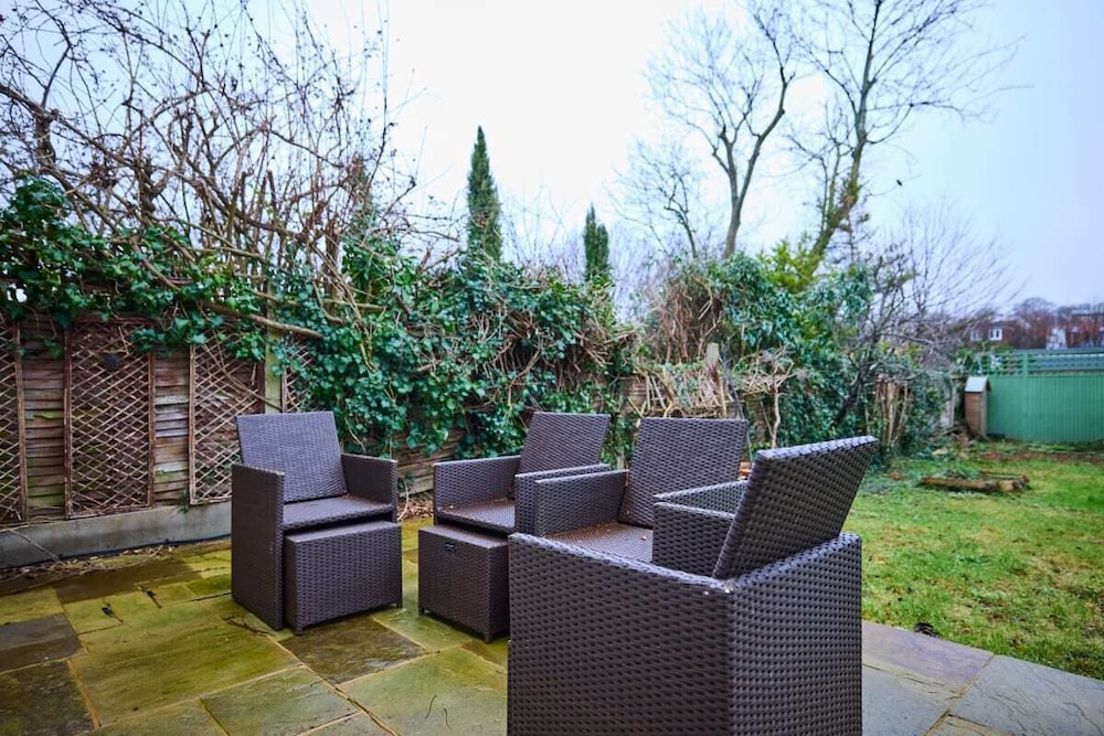 The Rosebery Retreat - Inviting 4bdr With Garden