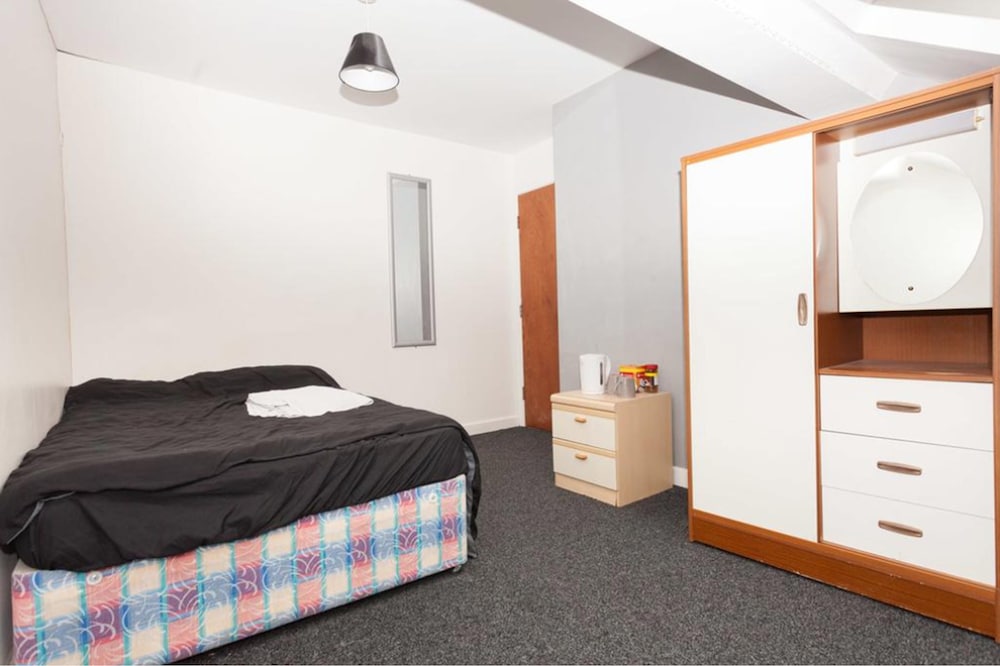 Budget Apartment Shields Road view 5